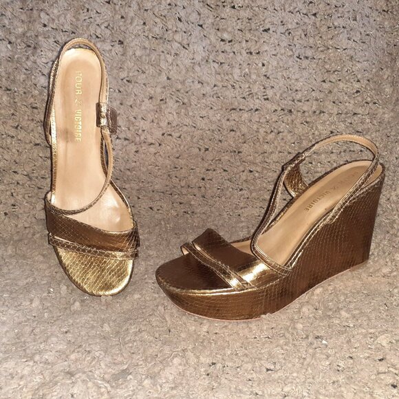 POUR LA VICTOIRE-Bronze Leather Snake Print Platform Wedge Sandal-Sz 9-Excellent - Picture 1 of 7